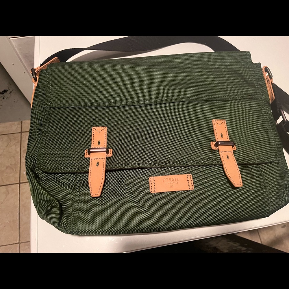 Fossil messenger bag, forest green.